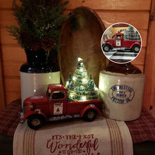 Charger l&#39;image dans la galerie, Pièce maîtresse de Noël de camion de ferme rouge